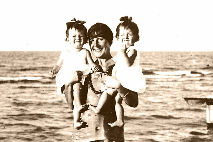 Mamma Marcella sulla spiaggia di Cattolica nel 1931, con entrambe le piccole gemelle in braccio