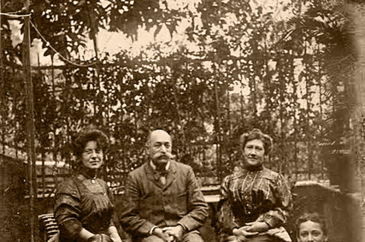 Foto di gruppo della famiglia paterna. La prima figlia del padre, Sofia, il nonno Isacco, la nonna Malvina e i loro tre figli Edmondo, Alfredo e Felice.