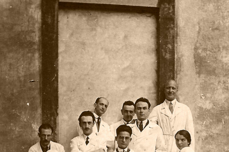Felice D'Arbela posa con l'equipe dell'ospedale SS. Giovanni e Paolo di Venezia