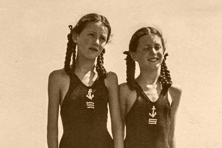 le gemelle, con i capelli a trecce, in costume da bagno posano al Lido di Venezia nel 1940