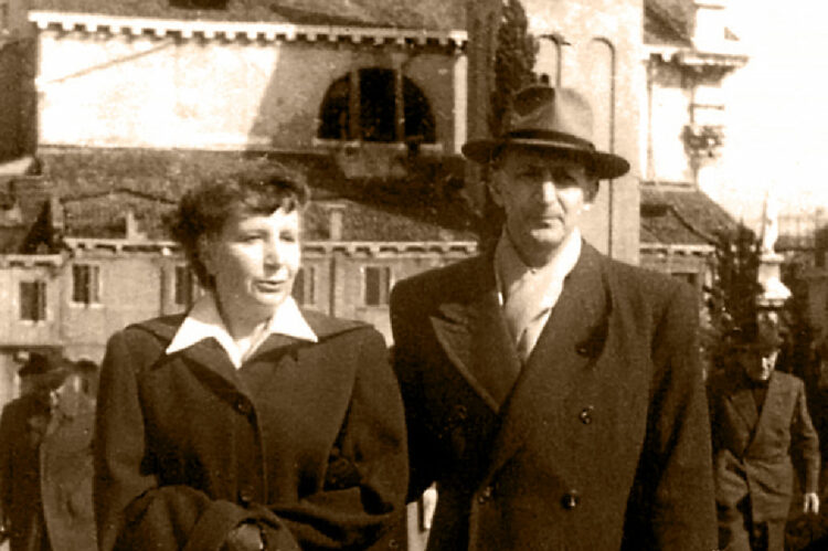 Marcella e Felice d'Arbela a spasso nei pressi sui ponti di Venezia nel 1948