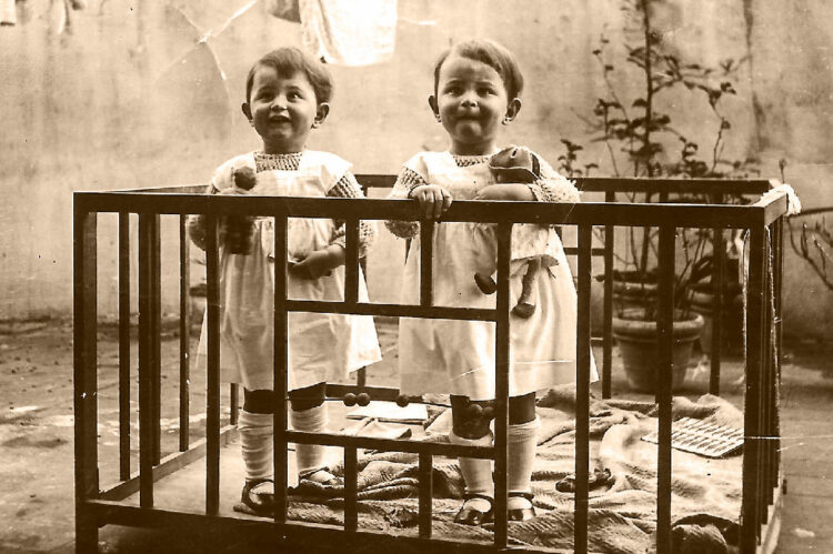 Serena e Valeria piccoline nel box con in braccio le loro bamboline