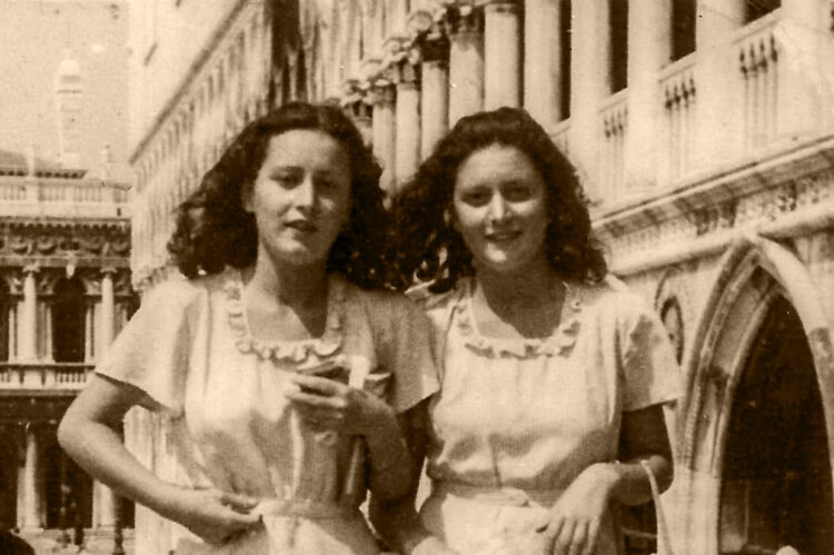Serena e Valeria a spasso nei pressi di piazza San Marco a Venezia nel 1947